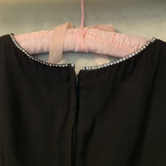 Vintage 1960s Black Sleeveless V-Neck Back Zip Crepe Dress w/ Rhinestones Size 0 - Picture 4 of 15